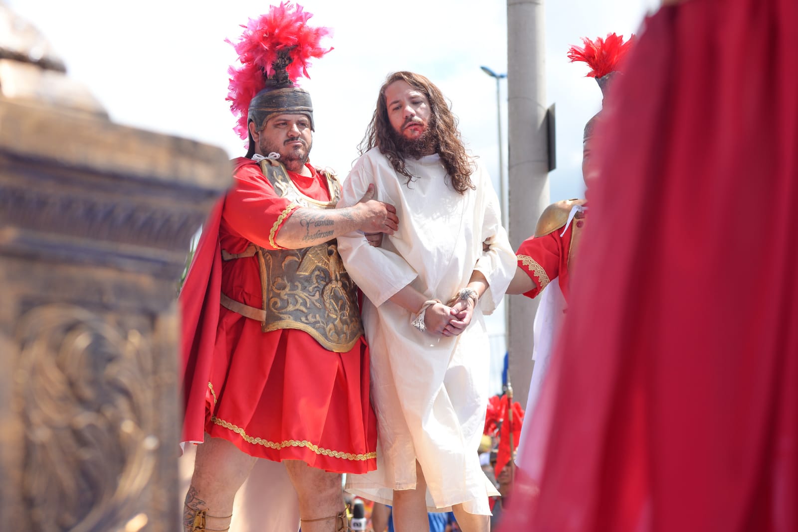 Cena do julgamento de Cristo na GO-060 leva fiéis a refletir: "condenamos sem conhecer" (Foto: Jucimar de Sousa - Mais Goiás)