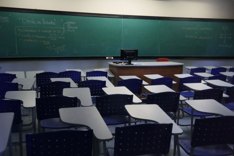 Escolas agora têm que exigir antecedentes criminais de professores lei sancionada pelo presidente Lula para proteger crianças