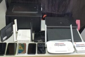 Polícia apreende eletrônicos usados por suspeita de criar perfis falsos o para difamar policiais, em Goiânia