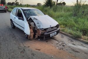 Carro colide contra poste e recém-nascido é arremessado no painel do veículo na GO-040