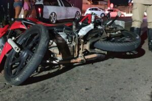 Motorista na contramão atinge motociclista, bate carro em poste e foge em Catalão (GO)