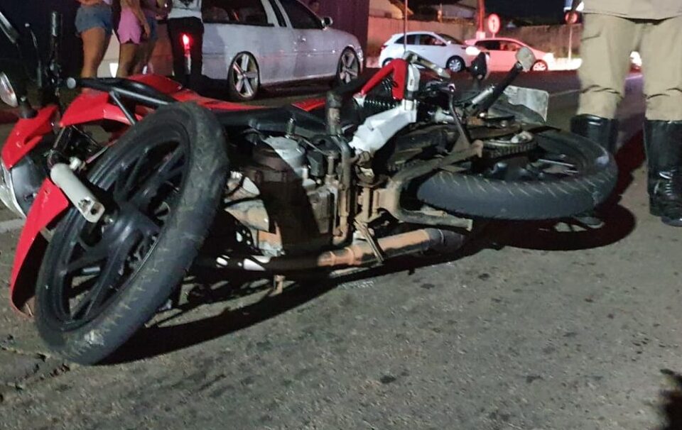 Motorista na contramão atinge motociclista, bate carro em poste e foge em Catalão (GO)