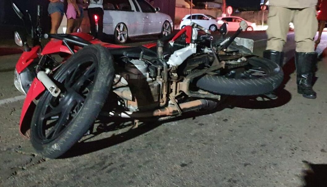 Motorista na contramão atinge motociclista, bate carro em poste e foge em Catalão (GO)