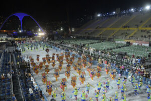 Rio: carnaval renasce no Sambódromo após dois anos de pandemia