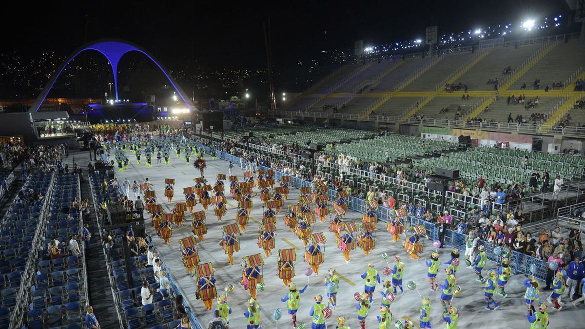Rio: carnaval renasce no Sambódromo após dois anos de pandemia