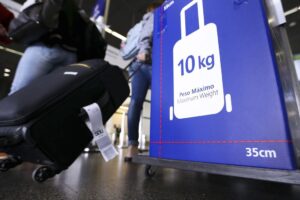 Mudança faz parte de medida provisória que reformula legislação aérea. Câmara aprova retomada da gratuidade no despacho de bagagens