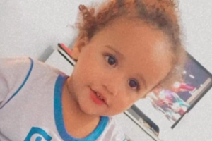 João Lucas Silva Ferreira, de 2 anos, está internado após ter parte do corpo queimada (Foto: Reprodução - Arquivo pessoal)