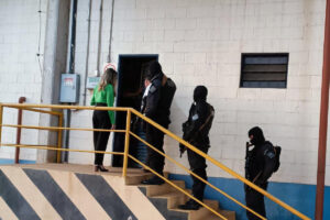 Uma operação do Ministério Público de Goiás (MP-GO) cumpre seis mandados de prisão preventiva contra suspeitos de comercializar agrotóxicos falsificados em Goiás e no Tocantins. Além das prisões, foram cumpridos 34 mandados de busca e apreensão nos municípios de Goiânia, Aparecida de Goiânia, Senador Canedo, Guapó, Novo Gama e Palmas (TO), na manhã desta quinta-feira (7).