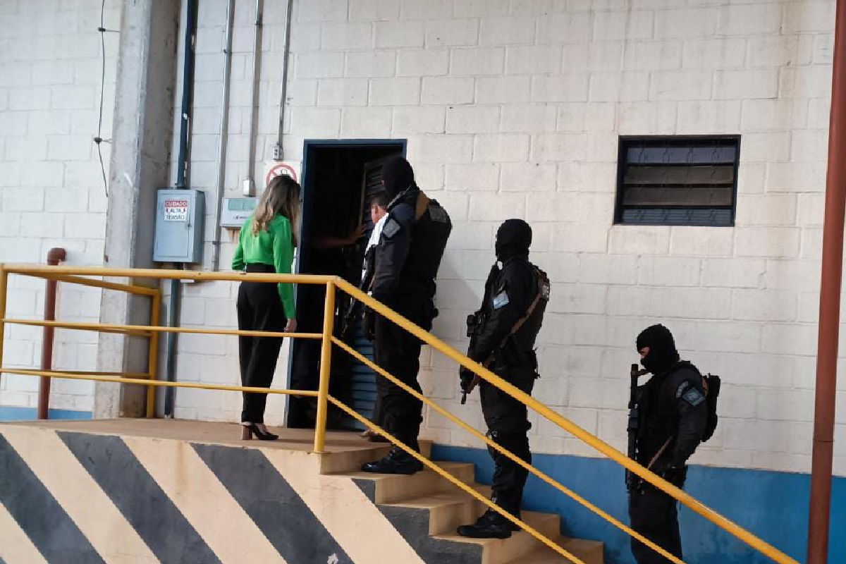 Uma operação do Ministério Público de Goiás (MP-GO) cumpre seis mandados de prisão preventiva contra suspeitos de comercializar agrotóxicos falsificados em Goiás e no Tocantins. Além das prisões, foram cumpridos 34 mandados de busca e apreensão nos municípios de Goiânia, Aparecida de Goiânia, Senador Canedo, Guapó, Novo Gama e Palmas (TO), na manhã desta quinta-feira (7).