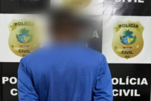 A Polícia Civil prendeu um homem de 36 anos suspeito de enforcar e bater a cabeça da companheira, de 46, na parede. O crime aconteceu no dia 17 de abril, em Nova Crixás, após uma discussão banal do casal. Agentes civis prenderam o homem de forma preventiva nesta segunda-feira (25), pouco mais de uma semana depois do ato de violência.