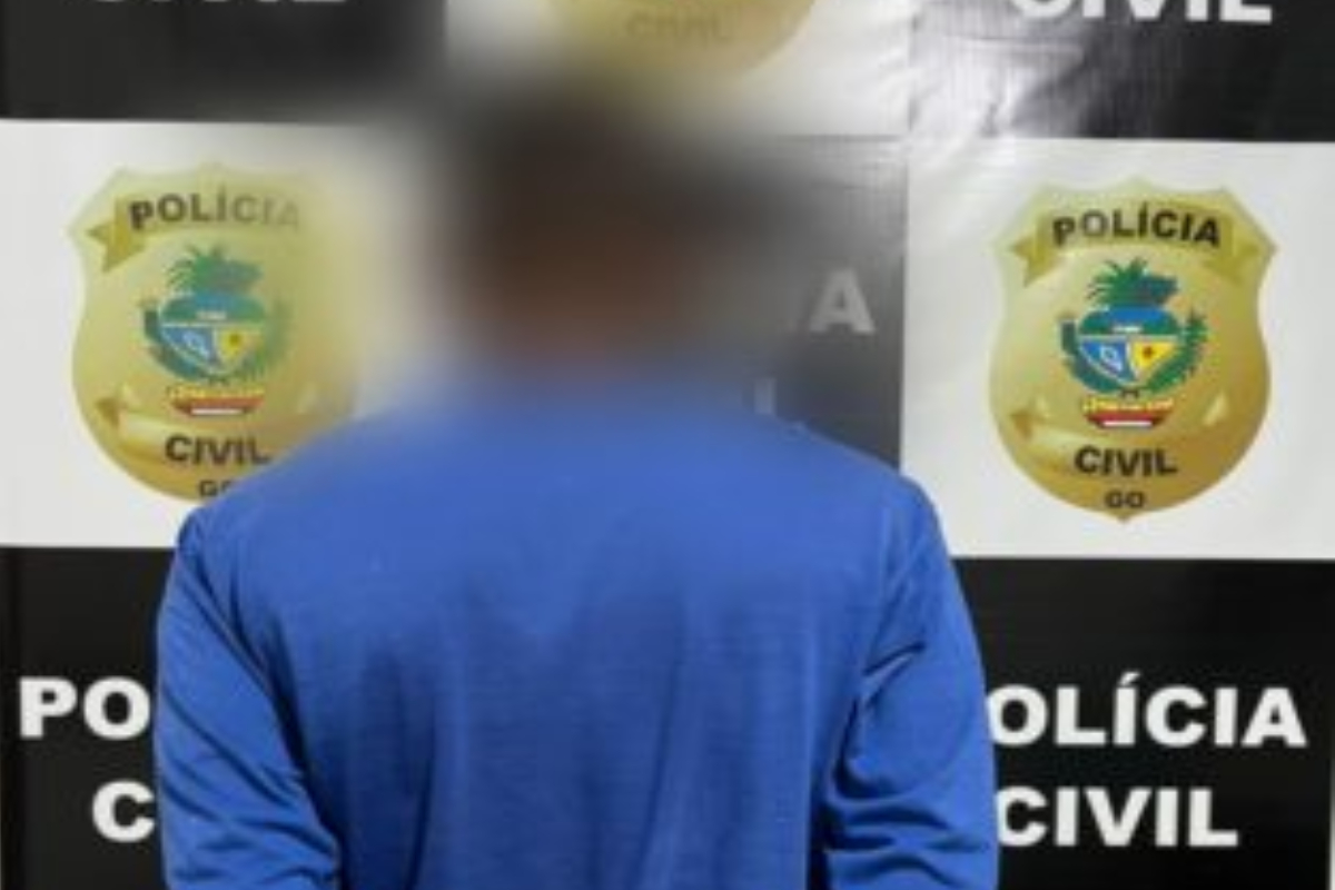 A Polícia Civil prendeu um homem de 36 anos suspeito de enforcar e bater a cabeça da companheira, de 46, na parede. O crime aconteceu no dia 17 de abril, em Nova Crixás, após uma discussão banal do casal. Agentes civis prenderam o homem de forma preventiva nesta segunda-feira (25), pouco mais de uma semana depois do ato de violência.