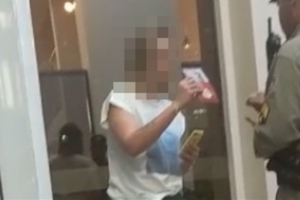 Delegada foi conduzida à delegacia e autuada por ameaça após sacar arma contra entregador de comida (Foto: reprodução/Vídeo)