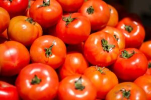 Fruto pode ser encontrado por até R$ 30 o quilo. Tomate dispara quase 20% e já é vendido a 100 gramas para não assustar