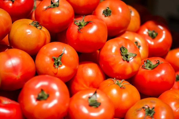 Fruto pode ser encontrado por até R$ 30 o quilo. Tomate dispara quase 20% e já é vendido a 100 gramas para não assustar
