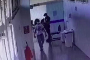 A Polícia Civil indiciou o Ronaldo do Nascimento e um vigilante, que não teve a identidade revelada, pela morte da idosa Neuza Cândida, de 75 anos, dentro do Hospital de Urgências de Goiânia (Hugo), no último dia 7 de abril. De acordo com o delegado Rhaniel Almeida, responsável pela apuração dos fatos, Ronaldo conseguiu ter acesso ao quarto da vítima depois que pediu ao vigilante 'para ir ao banheiro'. Ronaldo negou que tivesse a intenção de matar a idosa e que 'tentava limpar a traqueostomia da mulher', quando, sem intenção, o dedo tapou o equipamento e Neuza morreu.