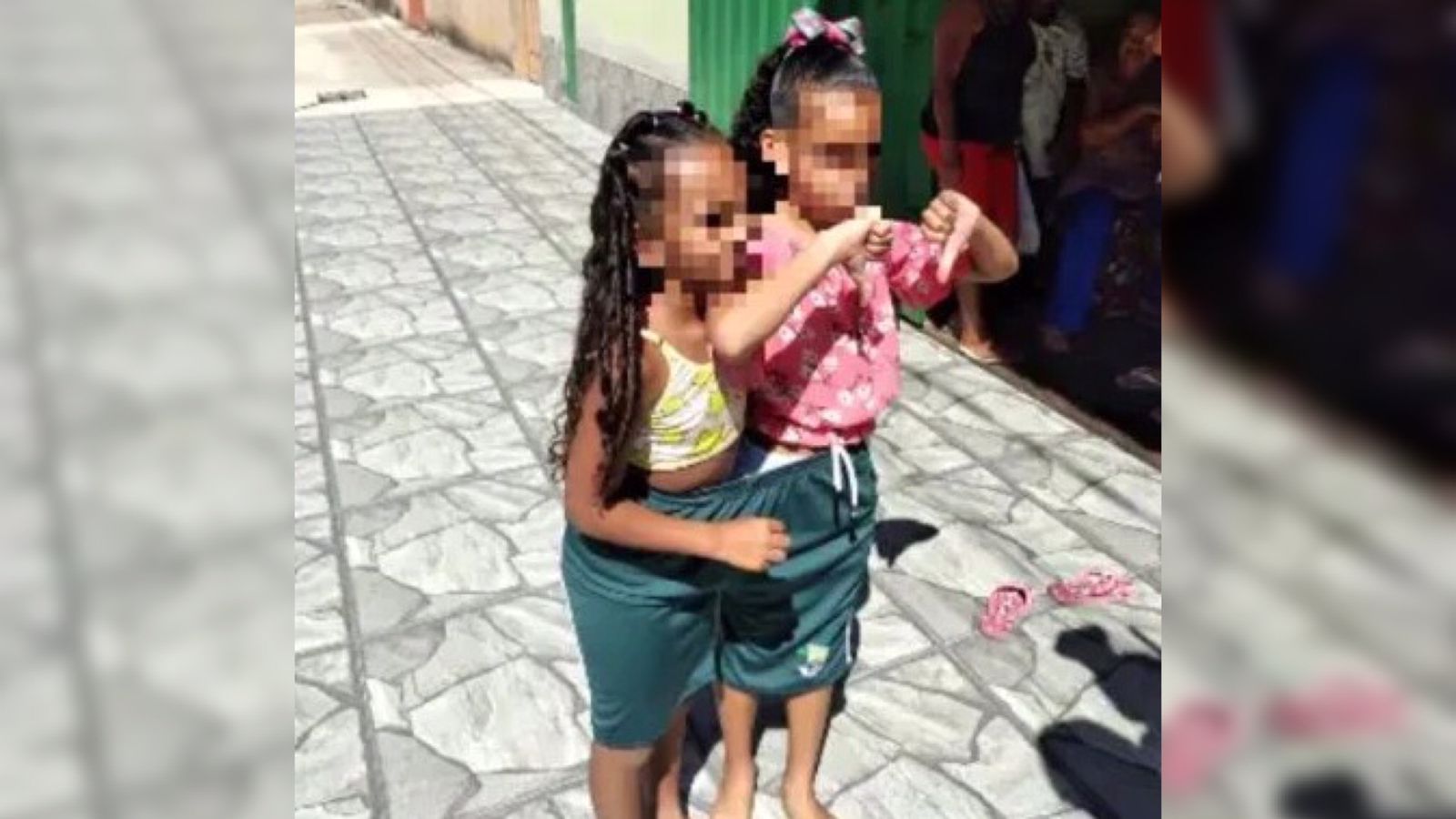 Alunos recebem uniformes 'gigantes' de prefeitura em Minas Gerais