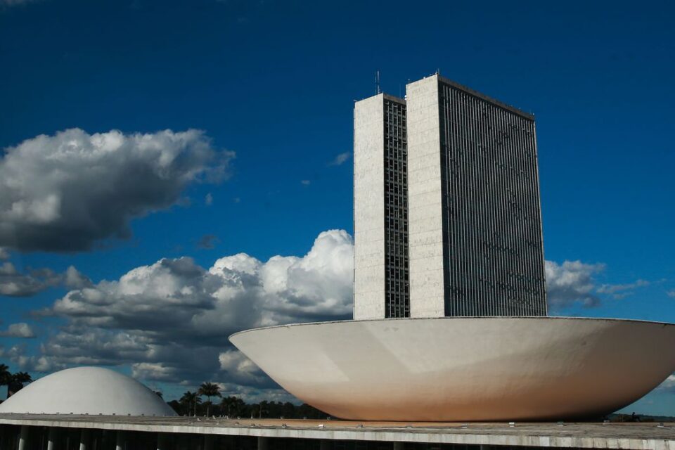 Câmara aprova anistia a prefeitos e governadores que descumpriram piso de educação