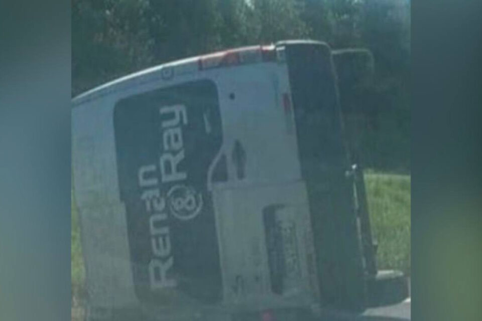 Van de dupla sertaneja capota na BR-060, em Rio Verde (GO)