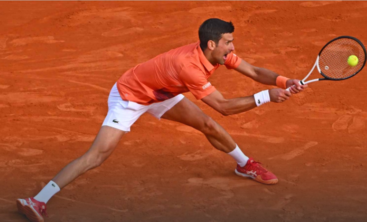 Djokovic tenta salvar bola no torneio de Montecarlo