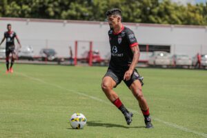 Zagueiro Ramon Menezes treinando