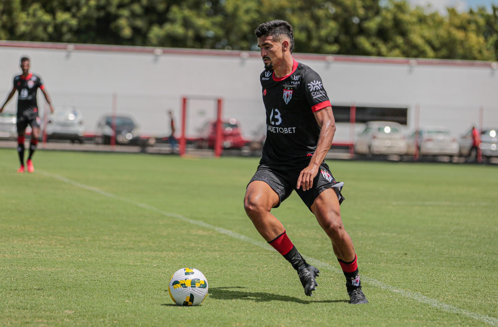 Com Edson entregue ao departamento médico, Ramon voltou a treinar entre os titulares. Foto: Bruno Corsino - ACG