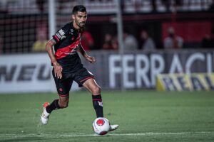 Jorginho atuando no estádio Antônio Accioly