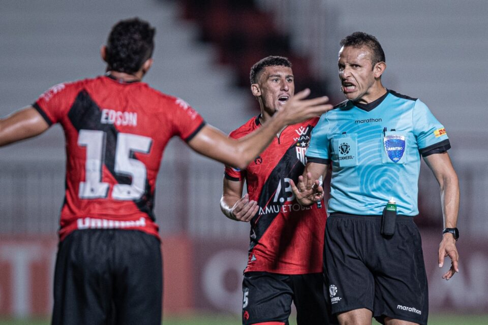 Baralhas e Edson conversando com a arbitragem