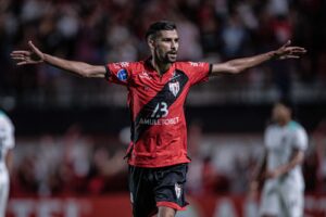 Jorginho foi o autor do primeiro gol do Atlético Goianiense na Copa Sul-Americana