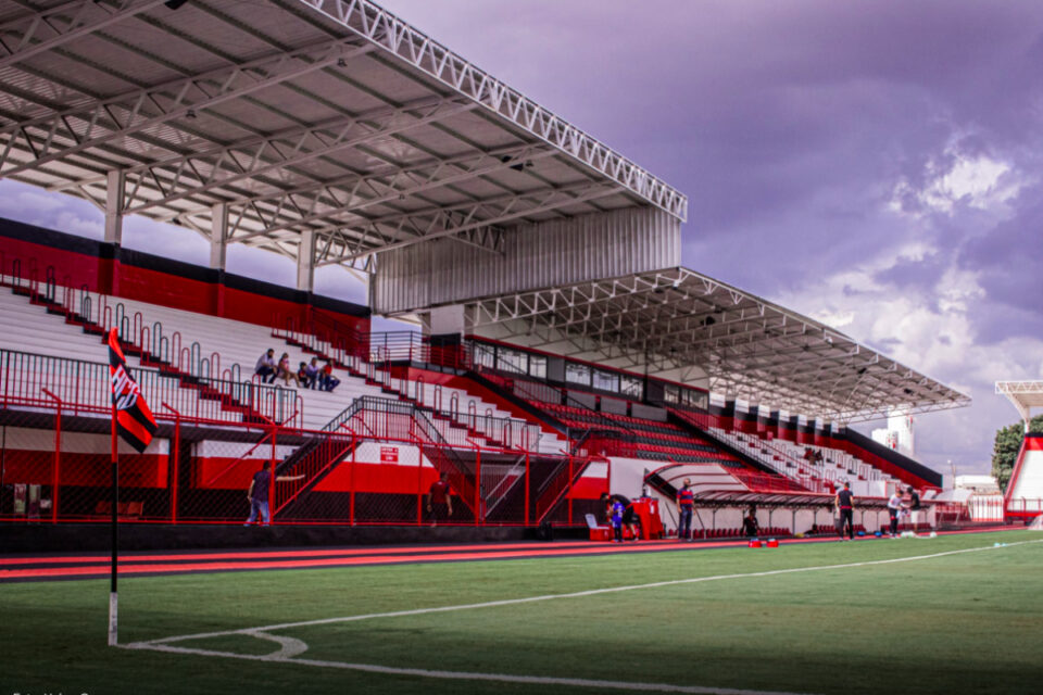 O trânsito em Goiânia sofrerá mudanças temporárias em razão da partida entre Atlético Goianiense e Botafogo, neste domingo (24). O jogo acontecerá às 18h30 pelo Campeonato Brasileiro, no Estádio Antônio Accioly, na capital. Com isso, as ruas P-25, D-6 e Avenida Perimetral com Rua Senador Jaime, que ficam próximas ao estádio, serão interditadas.