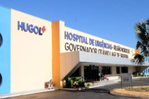 A estudante que teve 49% do corpo queimado por uma colega de sala permanece internada na Unidade de Terapia Intensiva (UTI) do Hospital Estadual de Urgências Governador Otávio Lage de Siqueira (Hugol), em Goiânia. À reportagem, a unidade médica informou que, apesar da internação, a paciente está estável, consciente e respira espontaneamente.