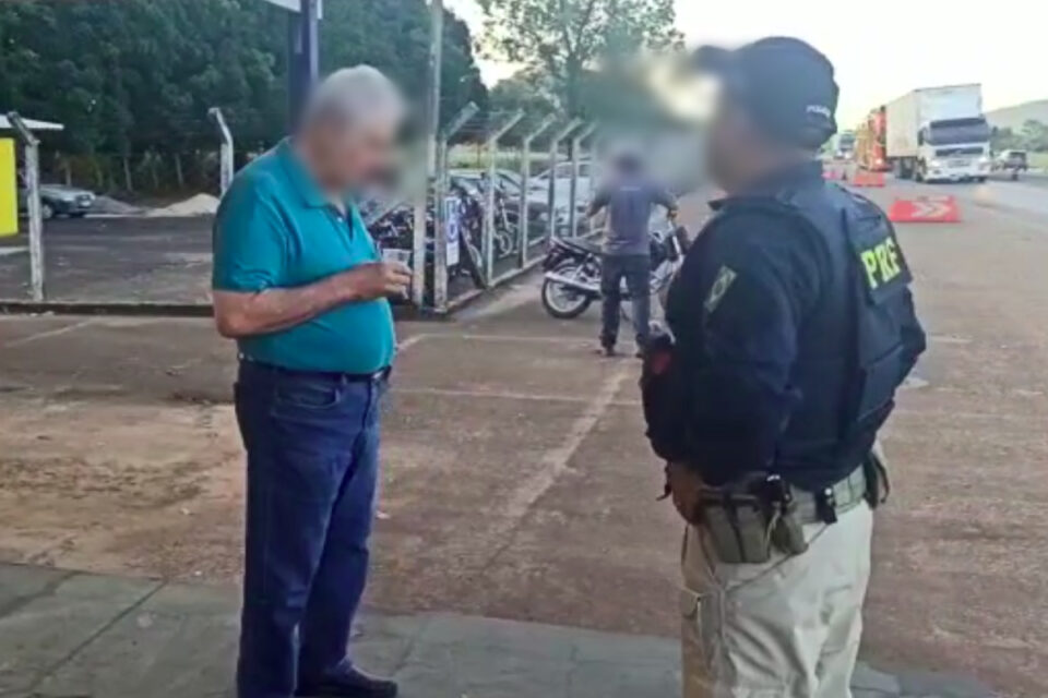 A Polícia Rodoviária Federal (PRF) resgatou um idoso de 83 anos com sinais de desorientação durante a tarde desta quinta-feira (21), na BR-153, na cidade de Uruauçu. Segundo os agentes, o homem mora em Brasília e estava sendo procurado pela família desde a manhã do dia.