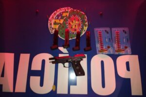 Arma foi encontrada dentro do capô do carro. (Foto: Divulgação PM)