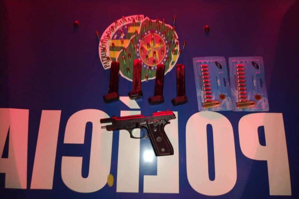 Arma foi encontrada dentro do capô do carro. (Foto: Divulgação PM)
