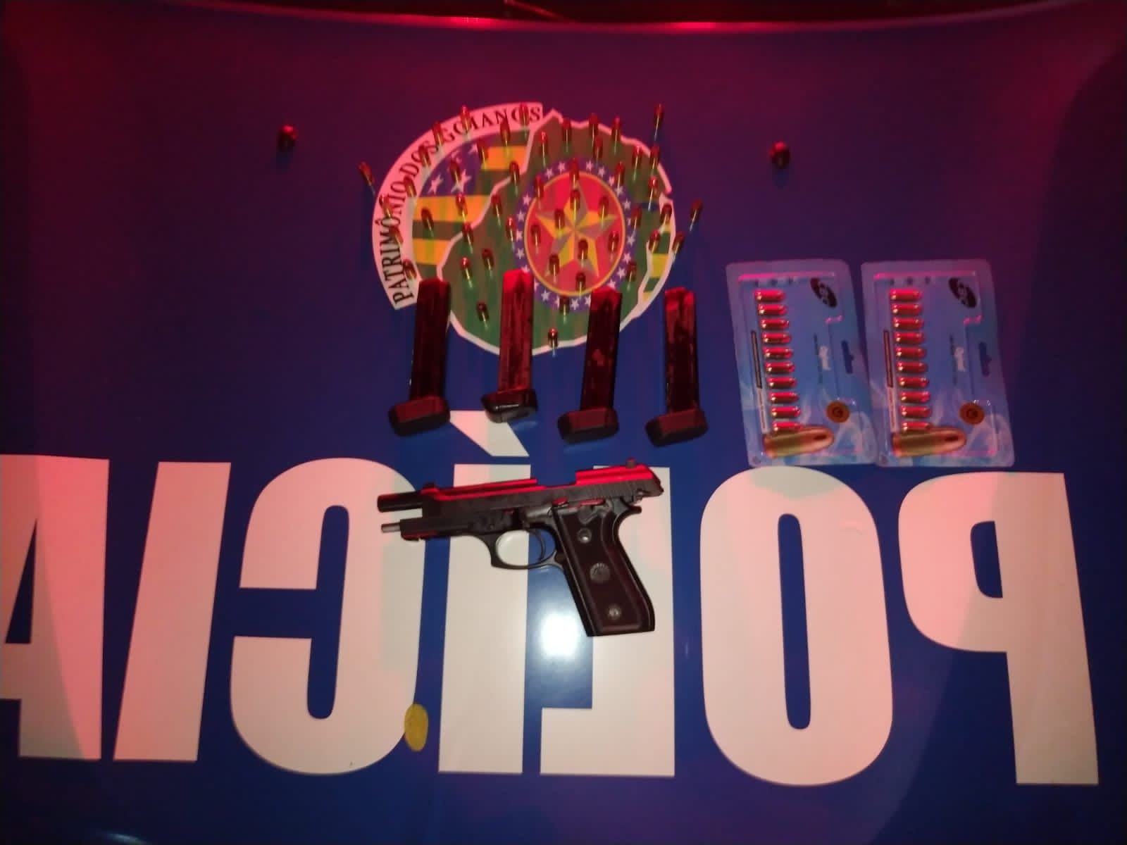 Arma foi encontrada dentro do capô do carro. (Foto: Divulgação PM)