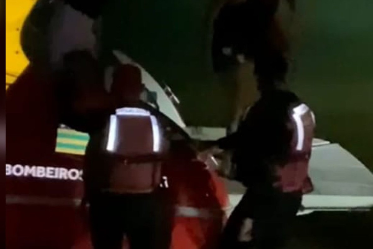 Vítimas foram resgatadas por militares do Corpo de Bombeiros (Foto: Divulgação/Bombeiros)