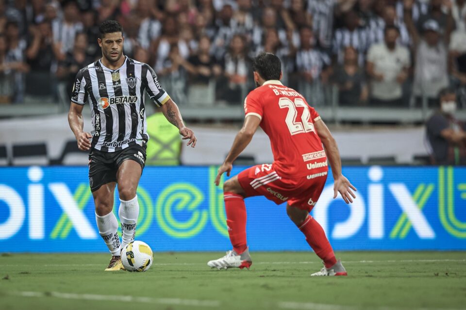 Hulk marcou os dois gols da vitória do Atlético-MG