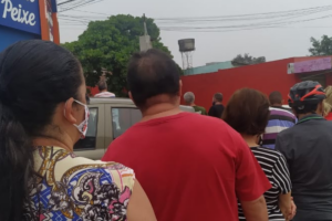 Fila registrada na manhã desta quinta (14). (Foto: Leitor Mais Goiás)