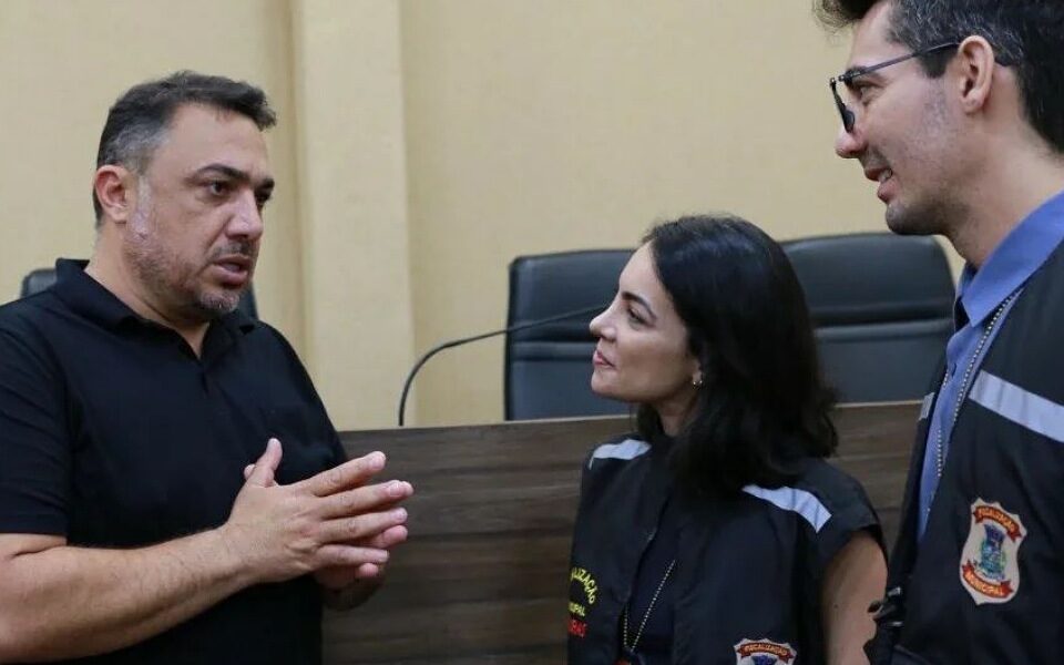 Fiscais de Aparecida (GO) pressionam vereadores por plano de carreira