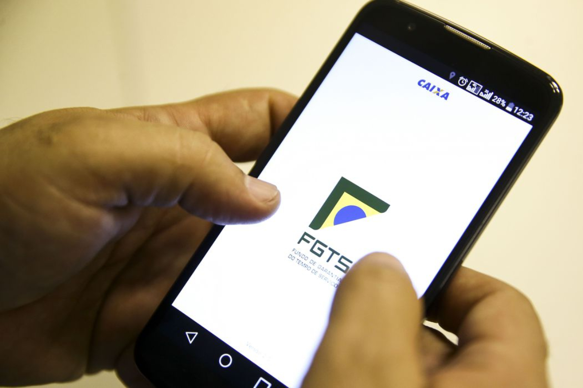 Um levantamento do Instituto Opinion Box em parceria com a Serasa revelou que 40% dos inadimplentes brasileiros pretendem usar o saque emergencial do FGTS para limpar o nome. Isso porque, a partir desta quarta-feira (20) a Caixa Econômica Federal começará a pagar o novo saque do FGTS 2022 no valor de até R$ 1 mil reais.