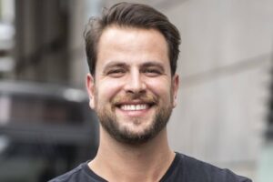 Fora do 'BBB 22', Gustavo analisa avanço de Eli no jogo e diz o que teria feito de diferente: 'Ficado amigão do Arthur'