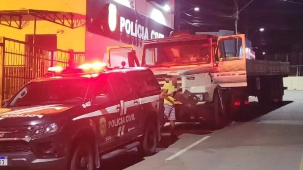 Bandidos abandonam caminhão roubado em Campo Alegre (GO), mas levam carga (Foto: Divulgação/Polícia Civil)