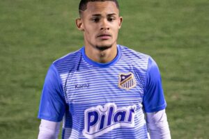 Renato Júnior, atuando pelo Água Santa