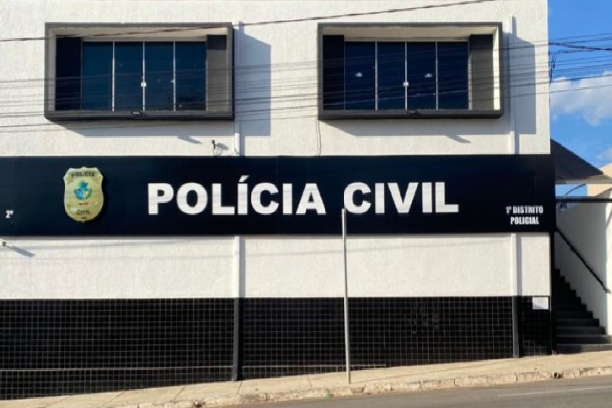 Um homem identificado como I.J.S está preso por suspeita de matar a ex-namorada, Luana Souza da Silva, na cidade de Cristalina. De acordo com a Polícia Civil, depois do feminicídio, o homem pegou o celular da vítima e enviou mensagens aos familiares dela, dizendo que viajaria com o atual namorado e, por isso, 'sumiria por um tempo'. O objetivo dele, conforme apurado, era confundir investigação.