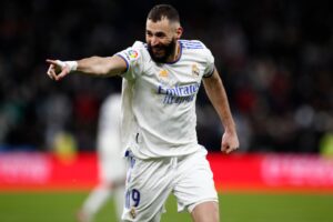 Benzema comemorando gol