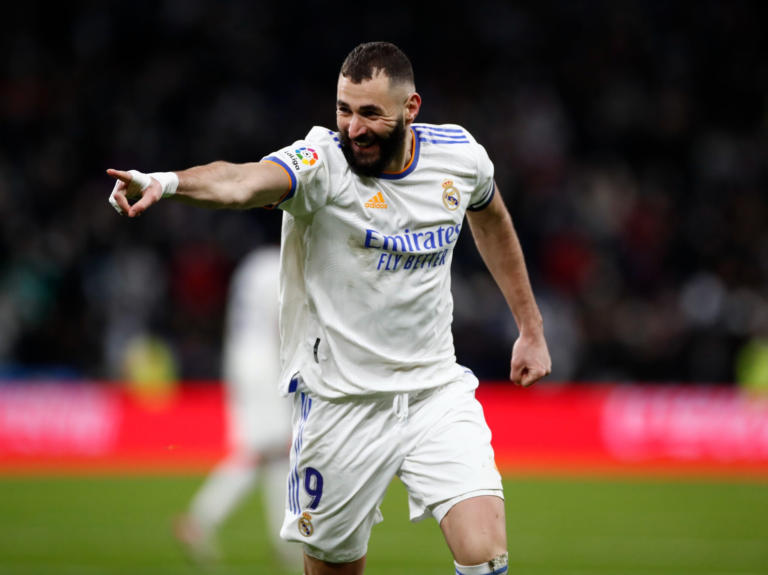 Benzema comemorando gol