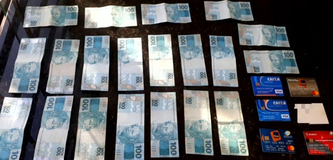 Além do dinheiro e dos cartões do idoso, a polícia encontrou outros cartões de créditos e de aposentaria no nome de possíveis vítimas