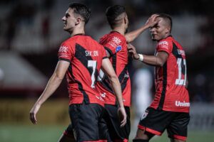 Shaylon, Jorginho e Léo Pereira comemorando