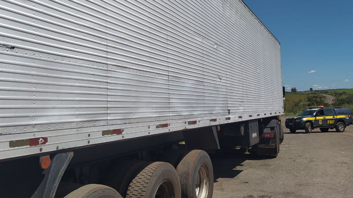 PRF recupera em Cristalina (GO) caminhão que foi roubado no sábado, em Luziânia