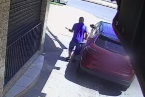 Câmeras de monitoramento flagram a ação do suspeito, que usa a própria bengala, para causar danos aos carros