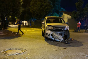 Carro atinge lateral de moto, em Goiânia, e motociclistas ficam em estado grave